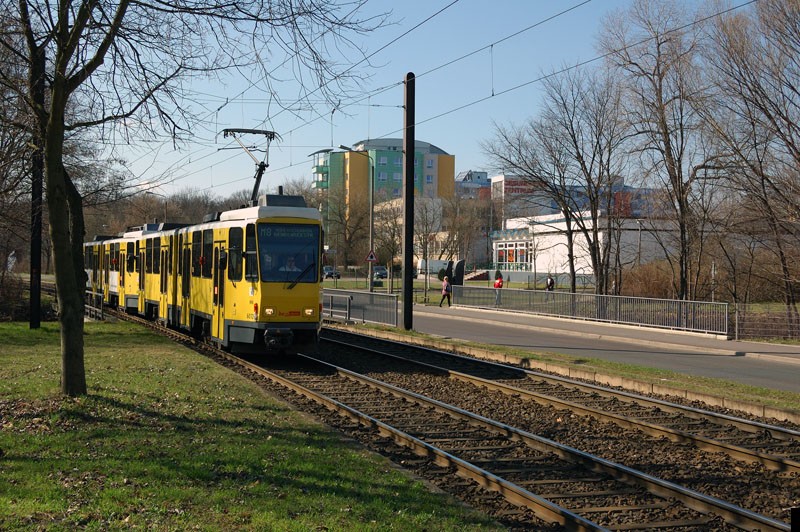 Bild: 6072 als Linie M8 nach Hohenschönhausen, Gehrenseestr. kurz vor der Haltestelle Alle der Kosmonauten/Rhinstr.