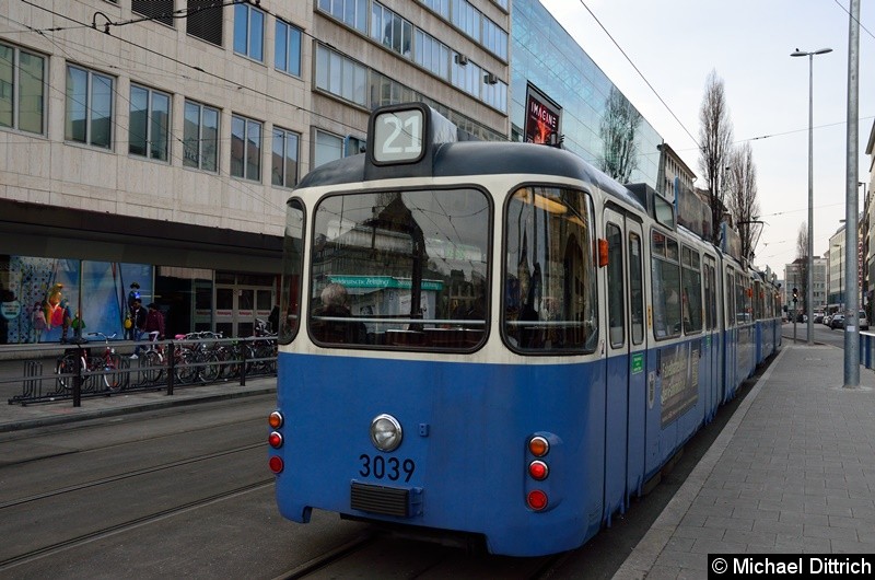 Bild: 2006 + 2039 als Linie 21 an der Endstelle U Karlsplatz.