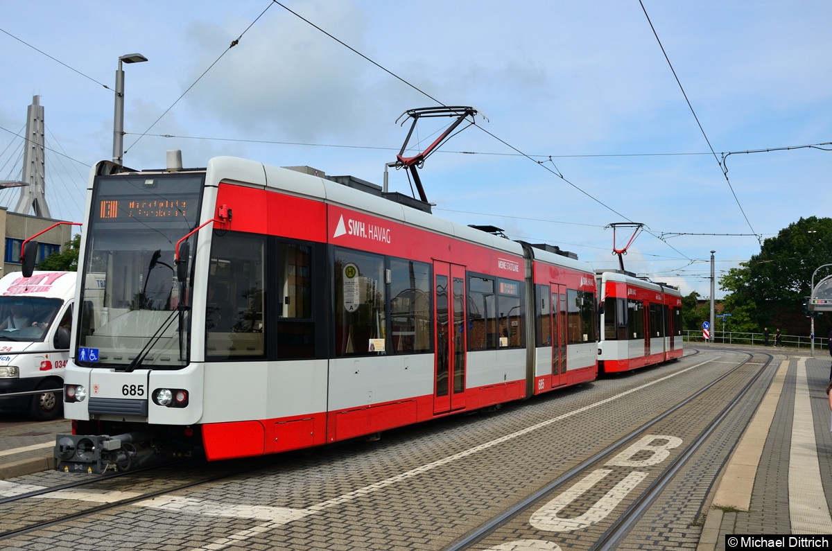 685 und 686 als Linie E an der Berliner Brücke. 
Diese Züge verkehren normalerweise Heck-an-Heck, hier aber wurden beide Wagen in eine Richtung gekuppelt.