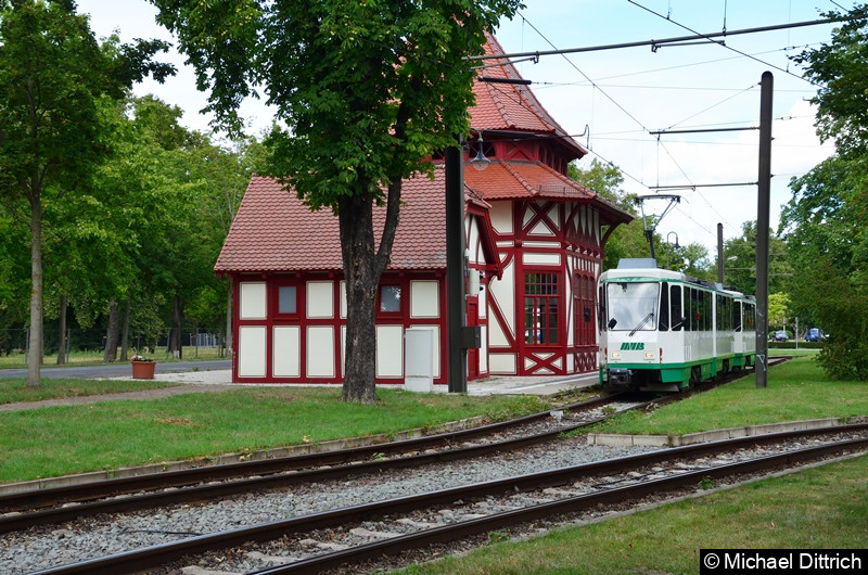 Bild: Licht an und los geht es. 1288 und 1289 in der Haltestelle Herrenkrug bei der Abfahrt.
