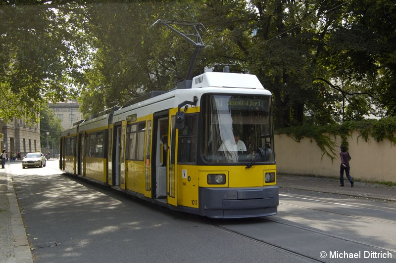 Bild: 1017 als Linie M1 an der Haltestelle Am Kupfergraben.