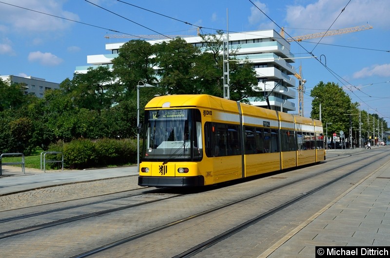 2507 als Linie 12 in Höhe der Haltestelle Webergasse.