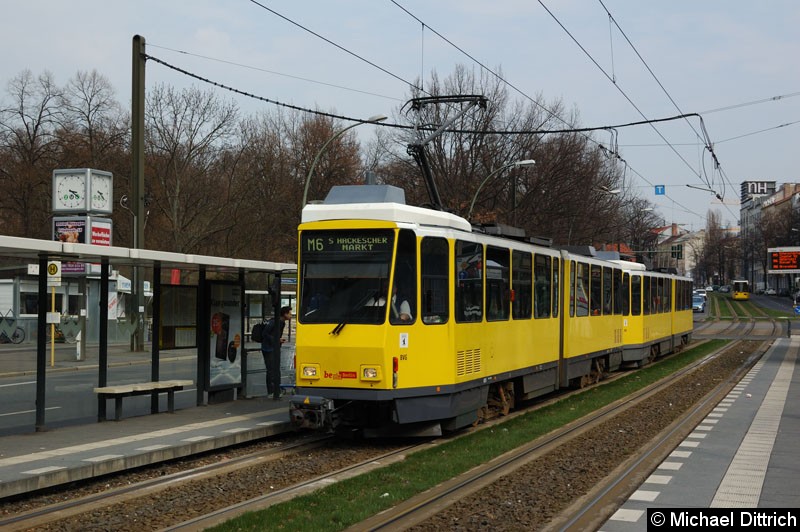 Bild: 6055 + 6035 als Linie M6 an der Haltestelle Platz der Vereinten Nationen.