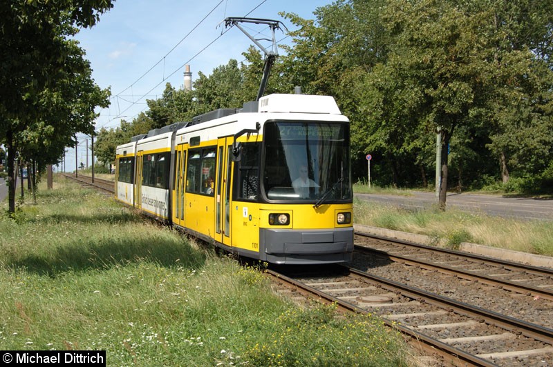 Bild: 1101 als Linie 27 vor der Haltestelle Alt-Friedrichsfelde/Rhinstraße.