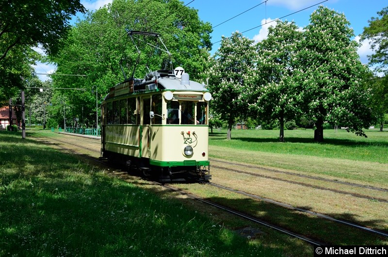 Bild: Wagen 23 hat als Linie 77 gerade die Haltestelle Herrenkrug verlassen.