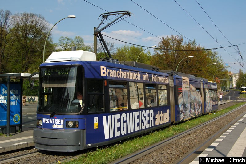 Bild: 1023 als Linie M5 an der Haltestelle Platz der Vereinten Nationen.