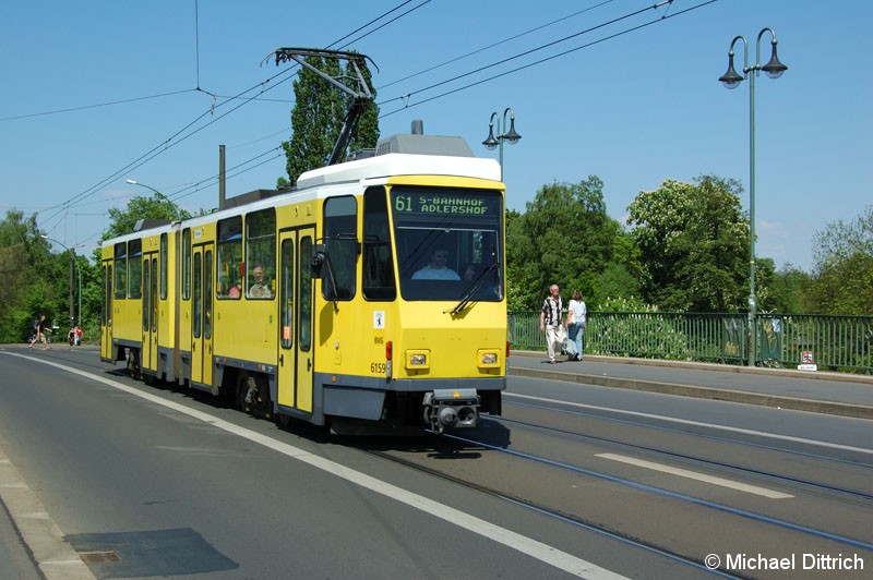 Bild: 6159 als Linie 61 auf der Dammbrücke.