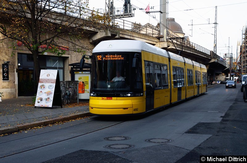Bild: 4002 als Linie 12 an der Haltestelle Georgenstr./Am Kupfergraben.