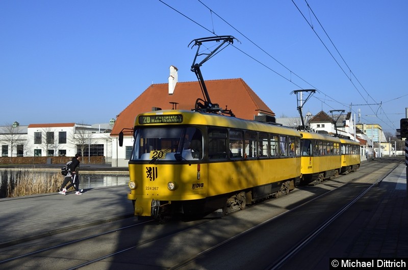 224 267 und zwei weitere Wagen als Linie 20 kurz hinter der Haltestelle Messe.