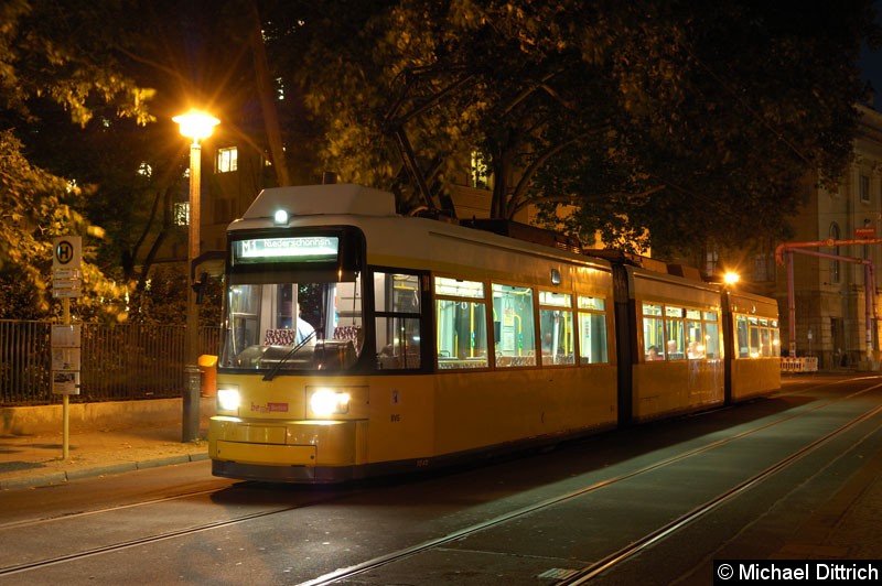 Bild: 1040 als Linie M1 an der Haltestelle Am Kupfergraben.