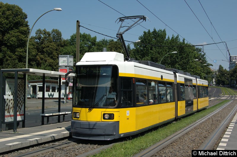 Bild: 1057 als Linie M6 an der Haltestelle Platz der Vereinten Nationen.