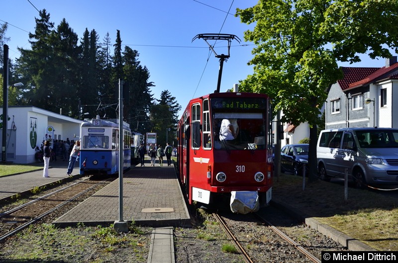 Bild: 310 als Linie 4 neben Wagen 39 in Bad Tabarz.