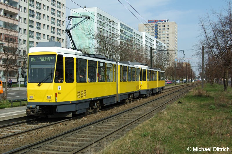 Bild: 6060 als Linie M4 an der Haltestelle Mollstraße/Otto-Braun-Straße.