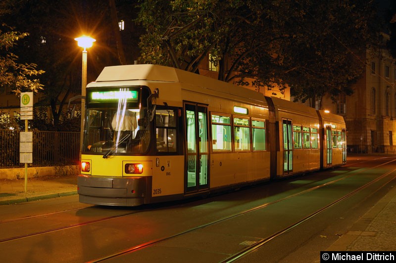 Bild: 2035 als Linie M1 an der Haltestelle Am Kupfergraben.