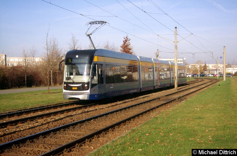 Bild: 1201 als Linie 15 zwischen den Haltestellen Jupiterstraße und Plovdiver Straße.