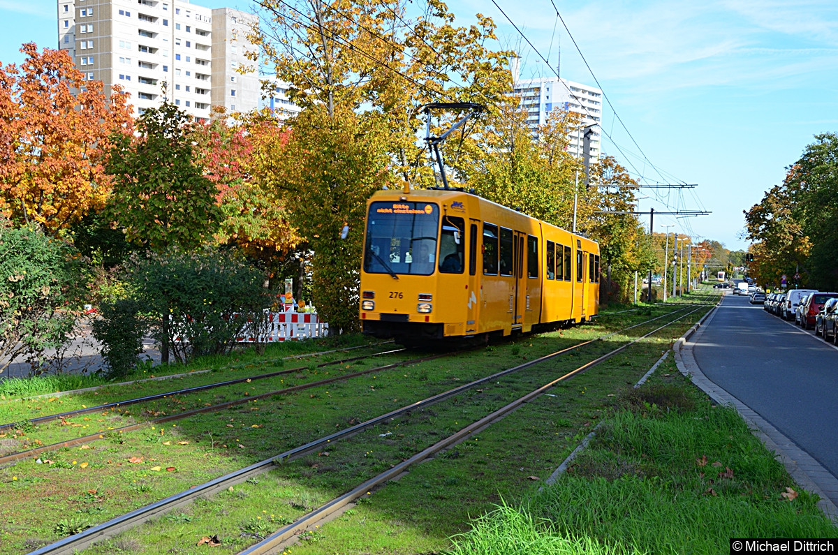 Wagen 276 als Linie bei Erreichen der Endstelle Hindemithstraße.
