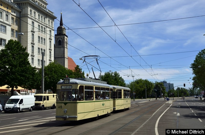 Bild: Der historische Triebwagen 413 und sein Beiwagen 509 haben die Hartstraße verlassen und begeben sich auf die Reise zum Herrenkrug.