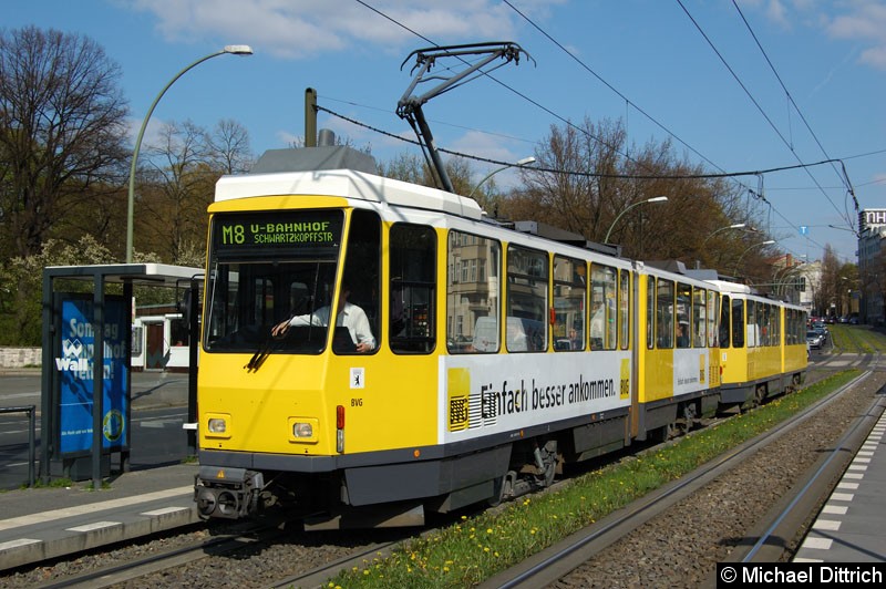 Bild: 6082 als Linie M8 an der Haltestelle Platz der Vereinten Nationen.