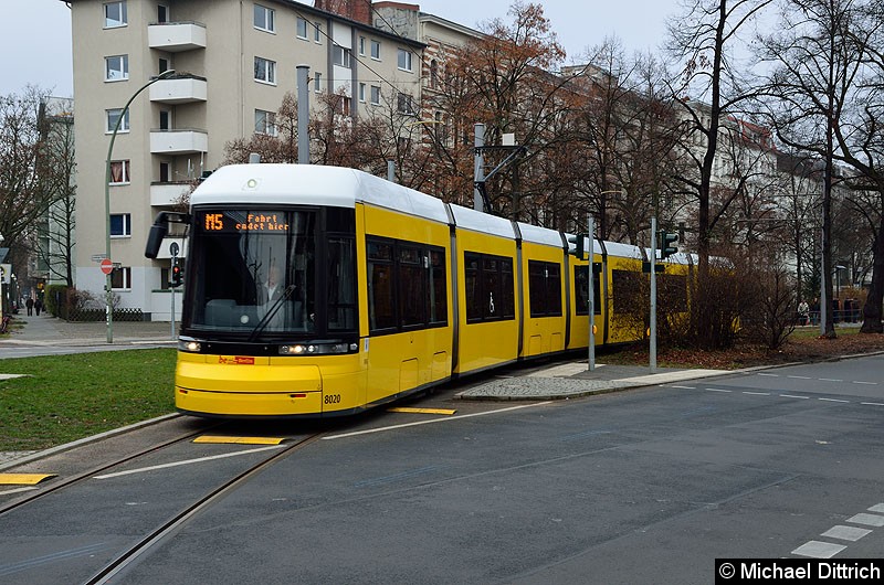 Bild: 8020 als Linie M5 auf dem Weg in die Emma-Herwegh-Str.