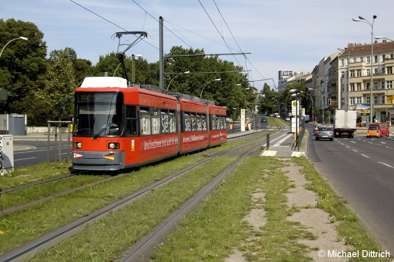 Bild: 1019 als Linie M5 kurz hinter der Haltestelle Platz der Vereinten Nationen.