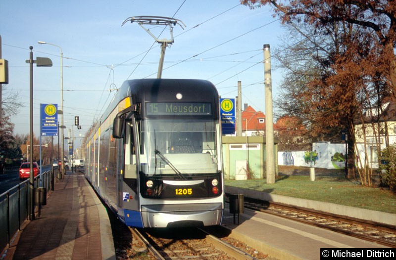 Bild: 1205 als Linie 15 an der Haltestelle Meusdorf.