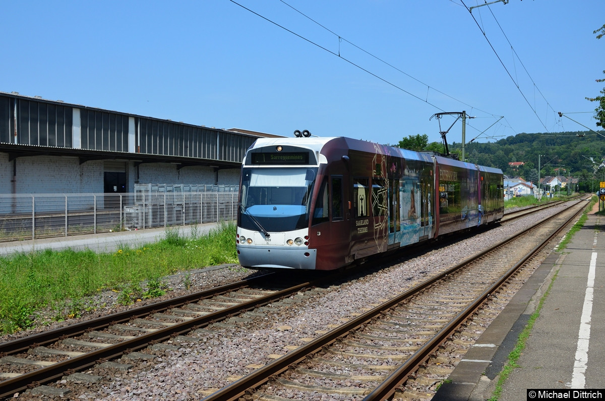 Bild: 1009 auf dem Weg nach Sarrguemines kurz vor dem Halt in Bübingen, dessen Bahnsteig rechts für die Gegenrichtung zu sehen ist.