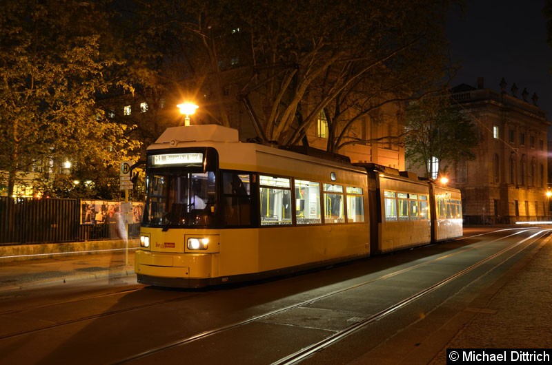 Bild: 1057 als Linie M1 an der Haltestelle Am Kupfergraben.