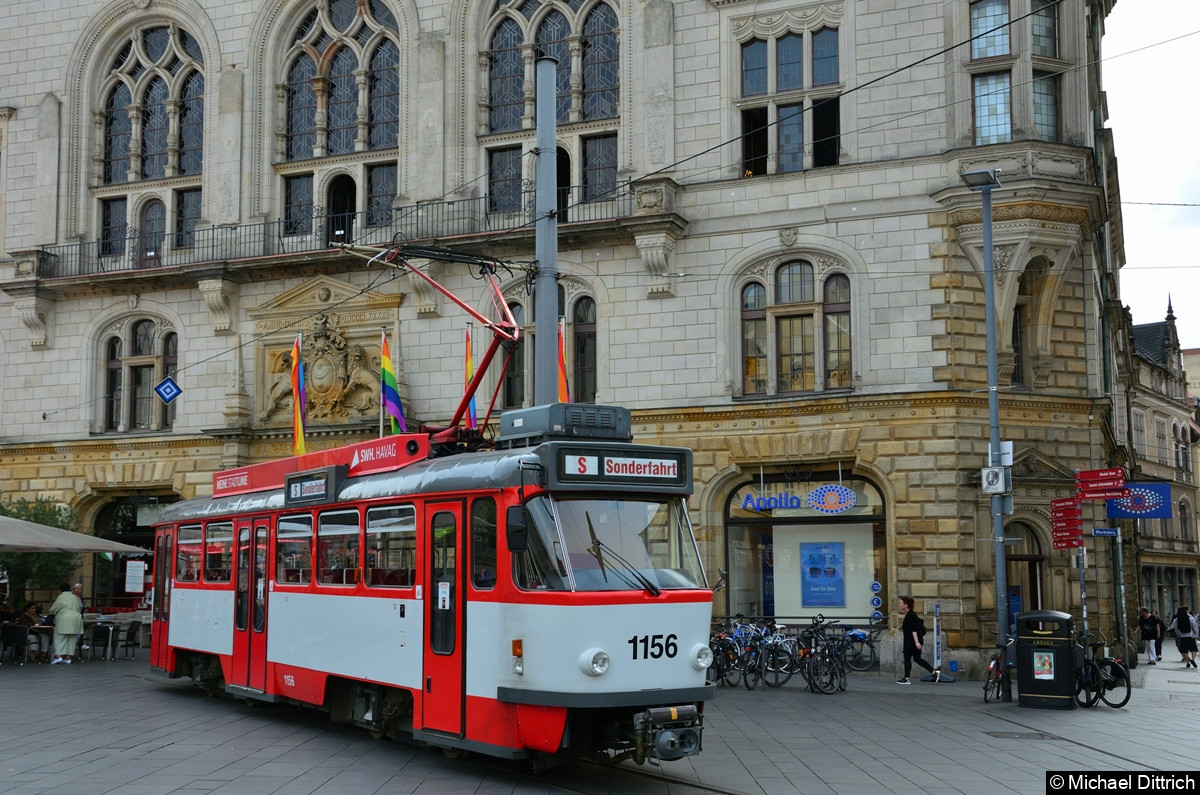 Bild: 1156 wartet auf dem Marktplatz auf seine Fahrgäste zur Stadtrundfahrt.
