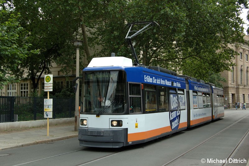 Bild: 1008 als Linie M1 an der Haltestelle Am Kupfergraben.