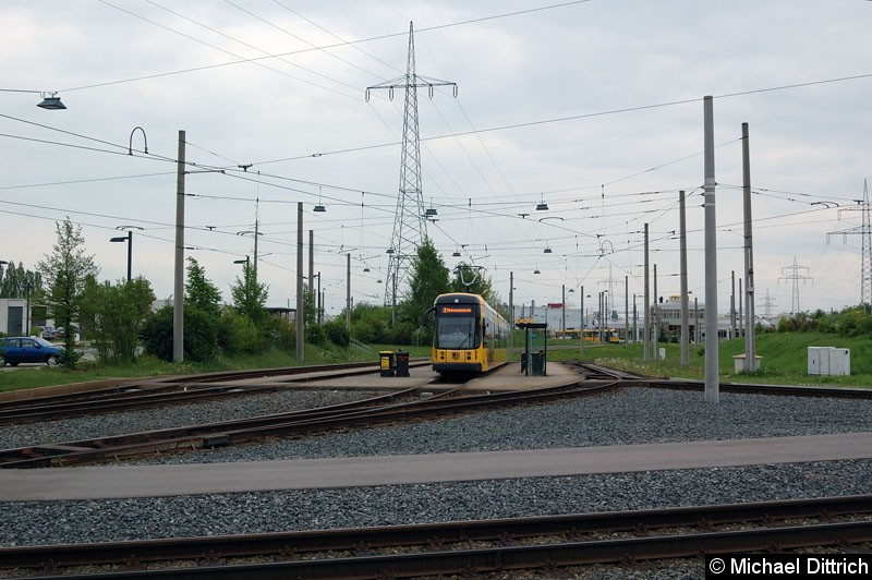 Bild: 2824 als Linie 2 in der Gleisschleife des Betriebshofs Gorbitz.