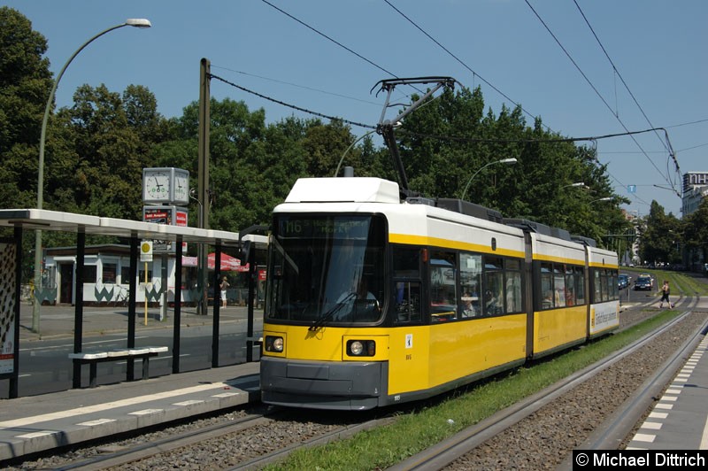 Bild: 1085 als Linie M6 an der Haltestelle Platz der Vereinten Nationen.