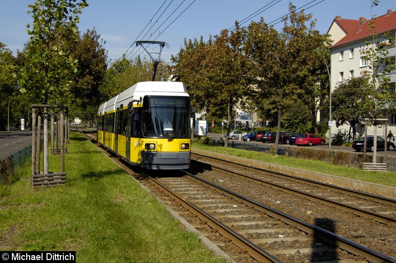 Bild: 2033 als Linie M10 vor der Haltestelle Landsberger Allee/Petersburger Straße.