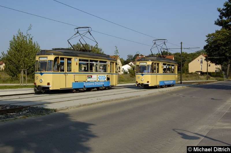 Bild: Wagen 27 trifft an der Haltestelle Berliner Platz den Wagen 30.