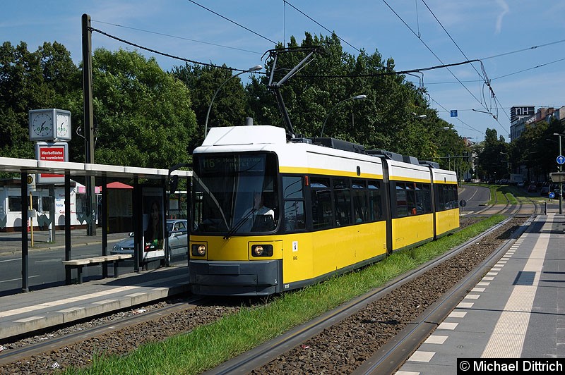 Bild: 1026 als Linie M6 an der Haltestelle Platz der Vereinten Nationen.