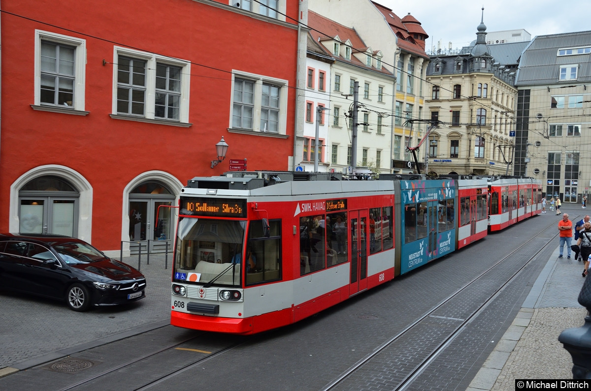 Bild: 608 + 601 als Linie 10 an der Haltestelle Marktplatz.