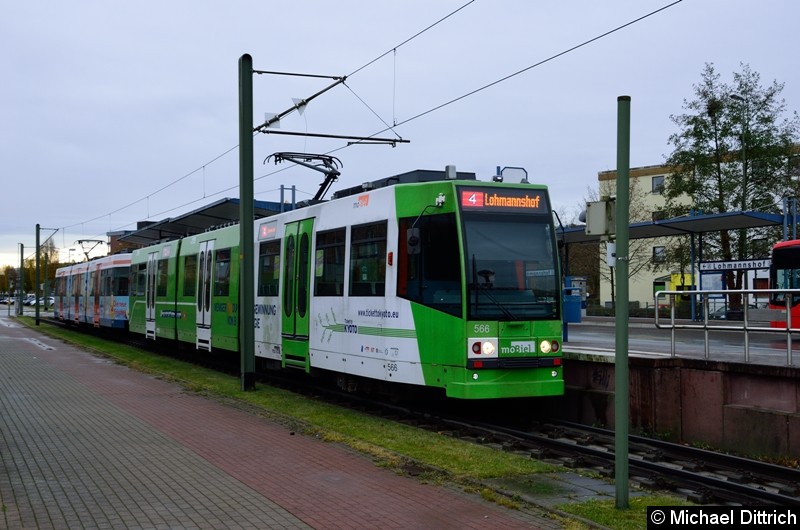 Bild: Wagen 566 und 567 als Linie 4 an der Endstelle Lohmannshof.