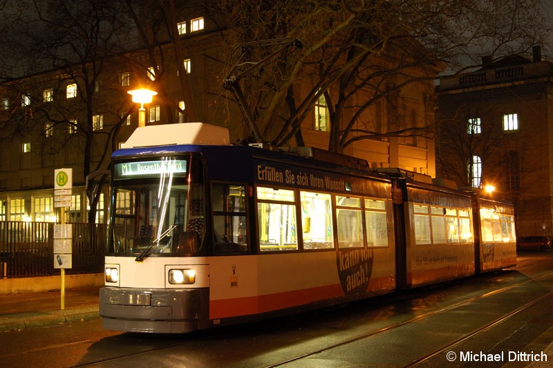 Bild: 1008 als Linie M1 an der Haltestelle Am Kupfergraben.