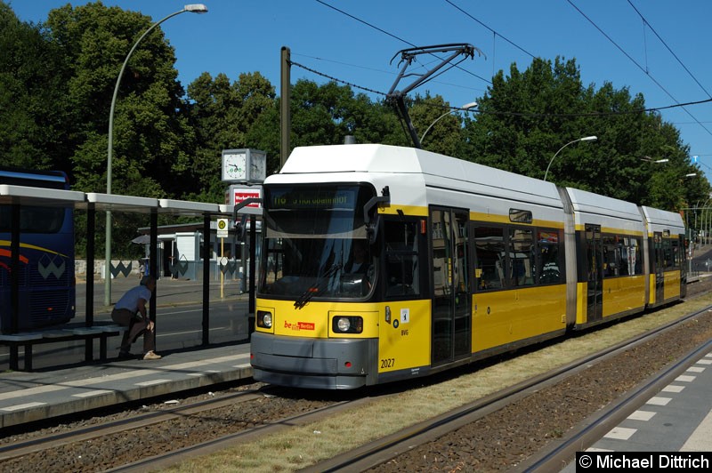 Bild: 2027 als Linie M8 an der Haltestelle Platz der Vereinten Nationen.