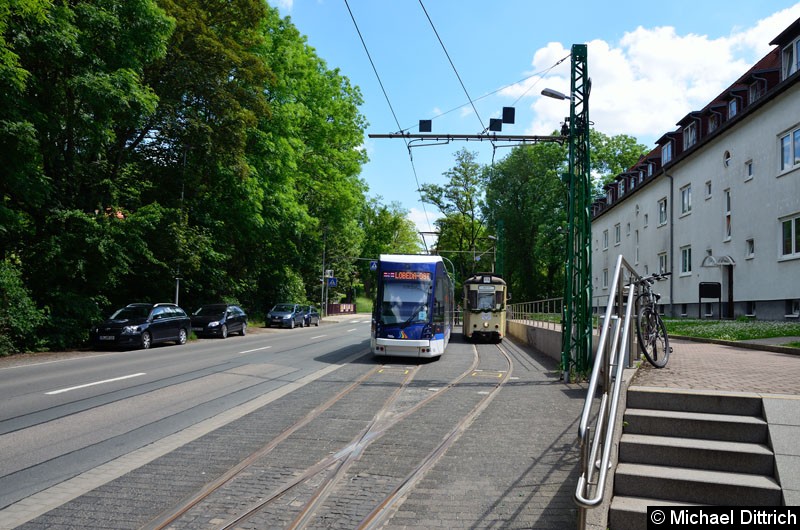 Bild: Wagen 705 steht in der Endstelle Jena Ost neben dem historischen Wagen 134.