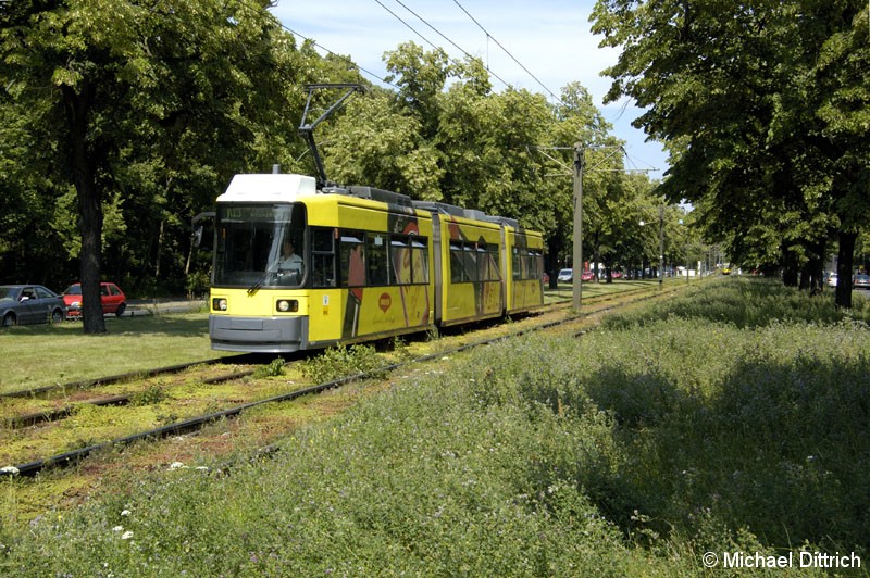 Bild: 1027 als Linie M13 kurz vor der Haltestelle Virchow-Klinikum.