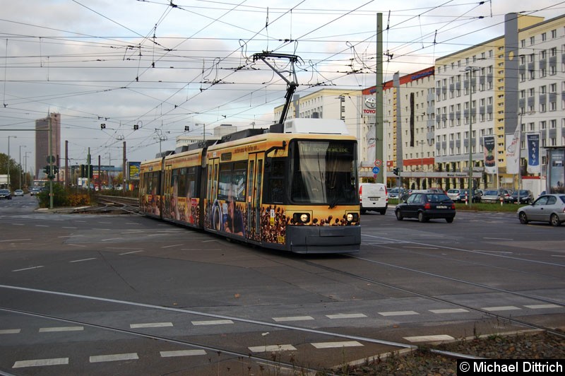 Bild: 1056 als Linie M17 kurz vor der Haltestelle Allee der Kosmonauten/Rhinstraße.