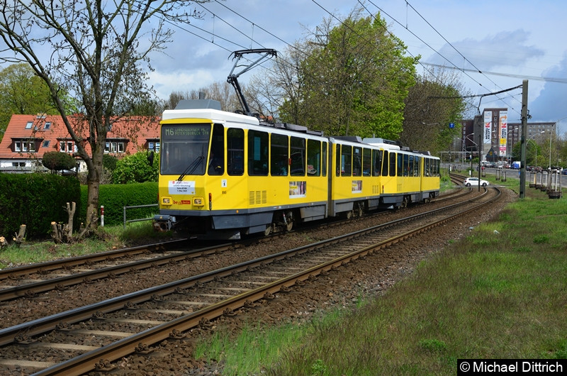 Bild: 6154 + 6033 als Linie M6 zwischen den Haltestellen Landsberger Allee/Rhinstr. und Dingelstädter Str.
Letzter Einsatztag der KT4D in Berlin.