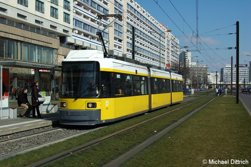 Bild: 1034 als Linie M4 an der Haltestelle Spandauer Straße/Marienkirche.