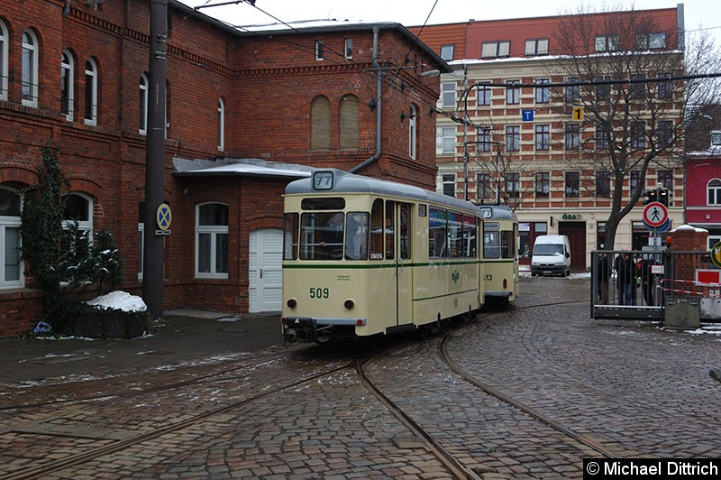 Bild: 413 mit Beiwagen 509 bei der Einfahrt in den Museumsbetriebshof Sudenburg.