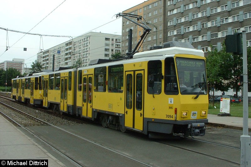 Bild: 7094 als Linie 3 an der Kreuzung Mollstraße/Prenzlauer Allee.