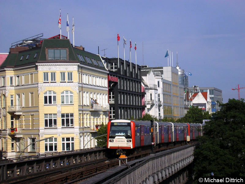 Bild: Ein DT3E erreicht gleich die Station Landungsbrücken.