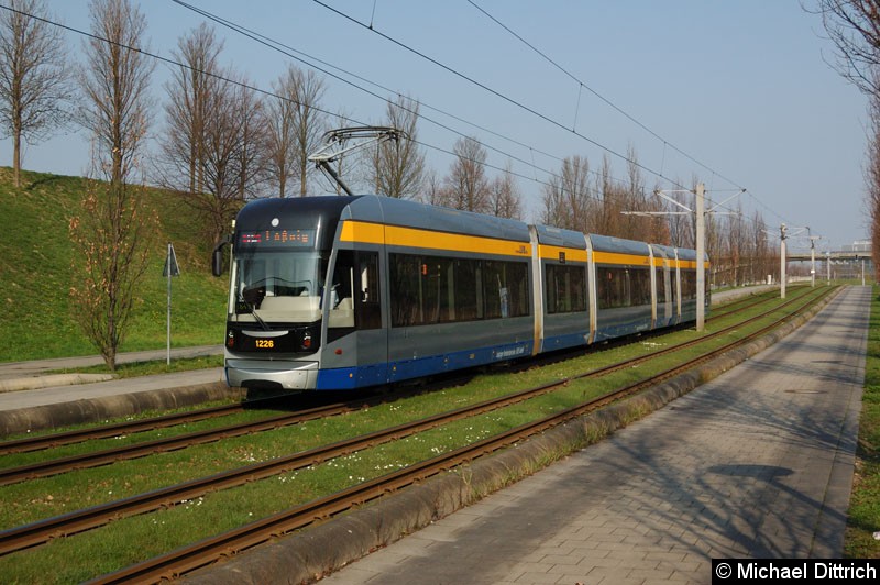 Bild: 1226 als Linie 16 zwischen den Haltestellen Messegelände und Bahnhof Messe.