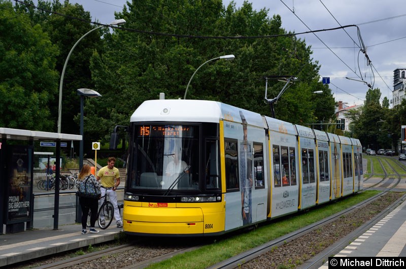 Bild: 8004 als Linie M5 an der Haltestelle Platz der Vereinten Nationen.