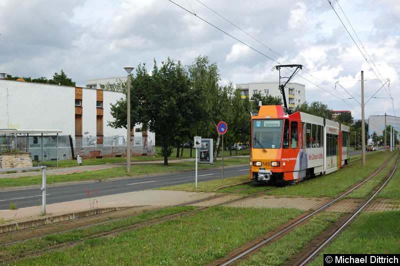 Bild: 145 als Linie 4 bei der Ankunft in Sachsendorf. Das Zielschild und die Liniennummer wechseln bereits auf das Ziel und Linie.