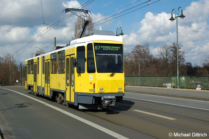 Bild: 7029 als Linie 67 auf der Dammbrücke.